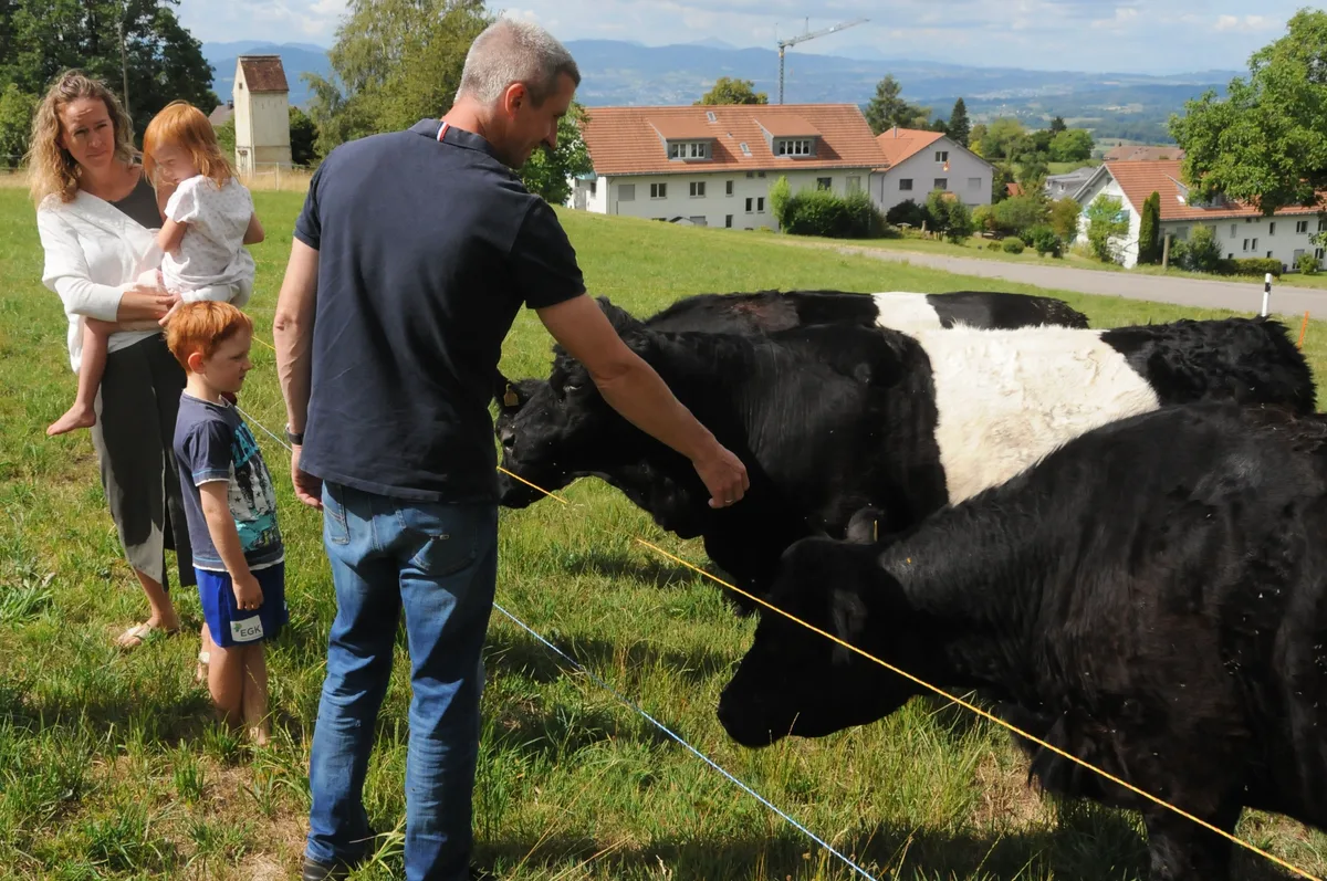 Die «Gallis» gehören längst zur Familie: Felix und Nora Zeller mit Frederik und Ronja. Felix Zeller mit den hofeigenen Galloway-Rindern.